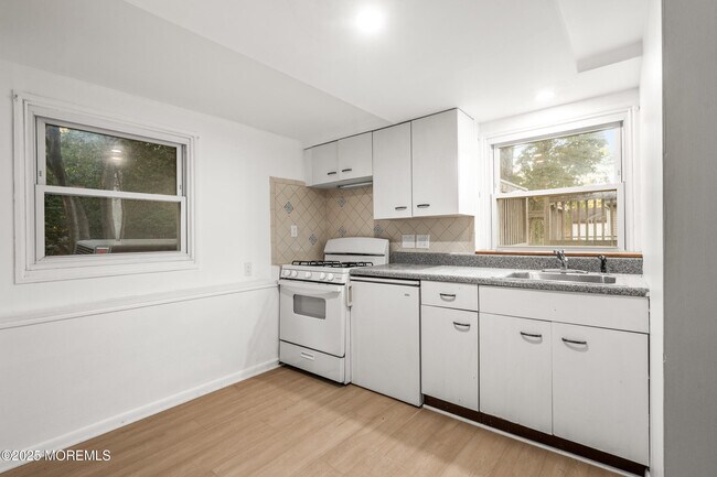 Building Photo - 42 Arno St