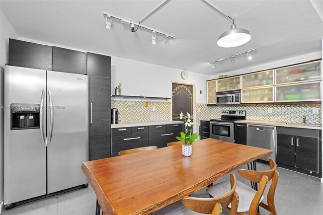 Primary Photo - 9022 NE 8th Ave