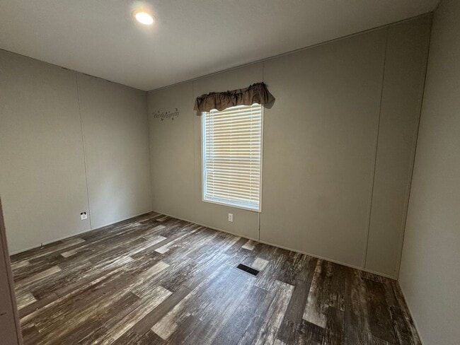 Building Photo - Cute 2/2 Mobile Home in Marianna w/ Lawn Maintenance Included