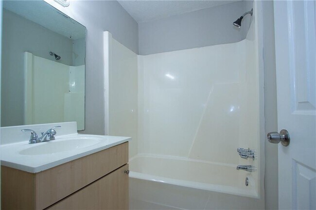 Building Photo - 2139 Golfview Dr SE