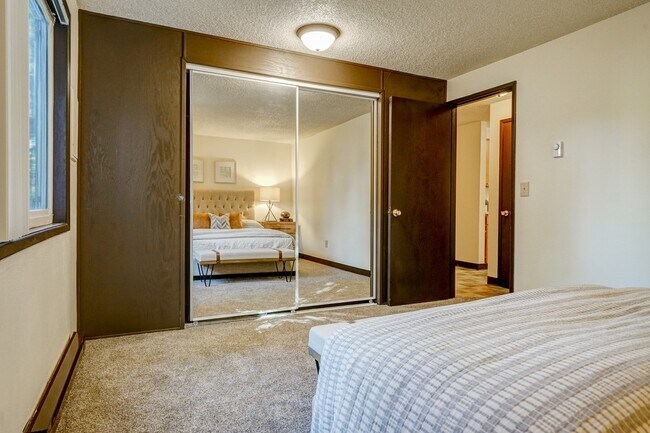 Building Photo - Spacious and immaculate one bedroom! Heat ...