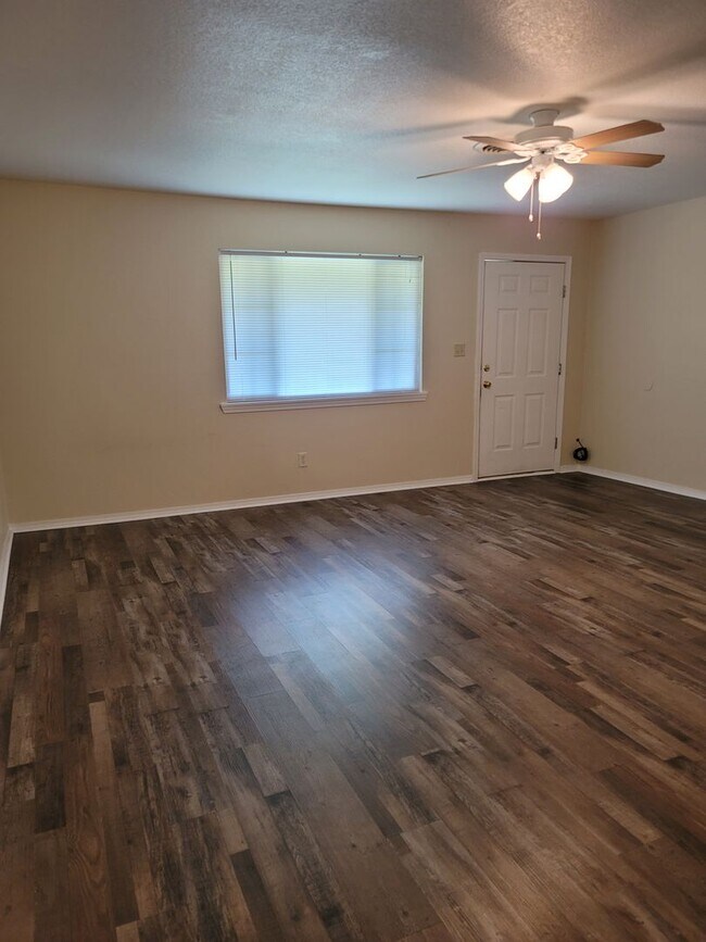 Building Photo - Cozy 3 bed 1.5 bath home for rent in Van B...