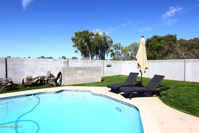 Building Photo - 2634 S Cottonwood Dr