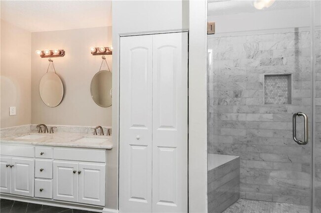 Building Photo - 5069 Hopeland Dr
