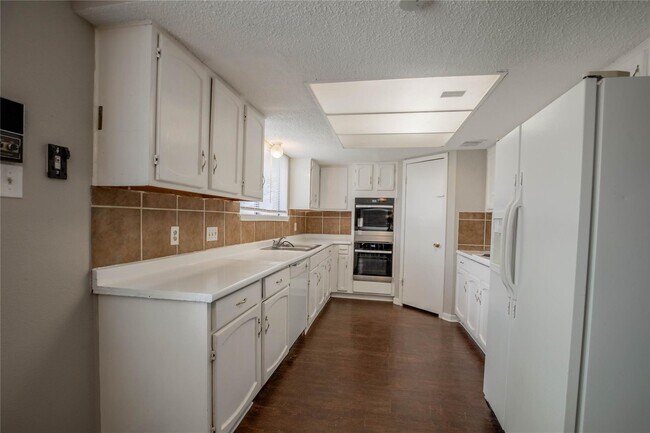 Building Photo - 10106 Lost Trail St