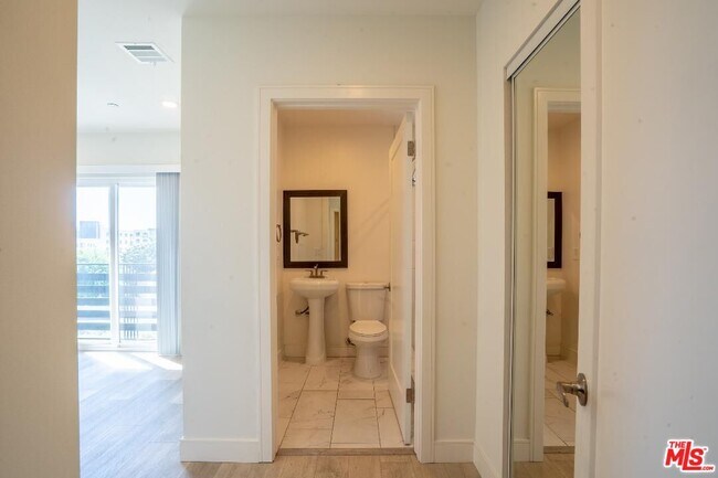 Building Photo - 608 N Gramercy Pl