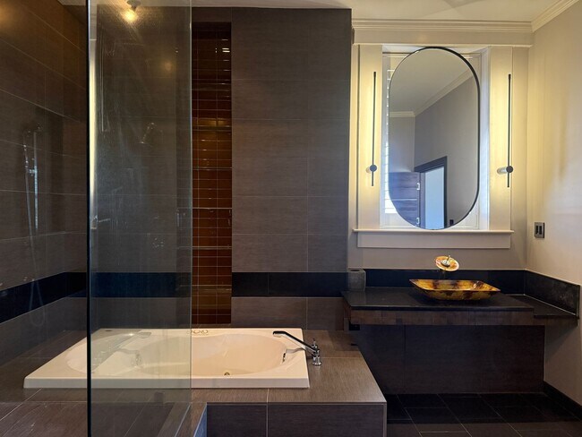 Building Photo - Completely Renovated Downtown Memphis Loft with Rooftop Skyline Views.