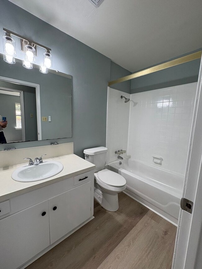 Building Photo - Gorgeous 4 bedroom/1.5 bath house with Central Air & Heat