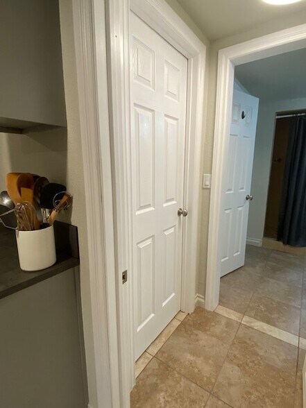 Building Photo - 1032 Meadowbrook Dr