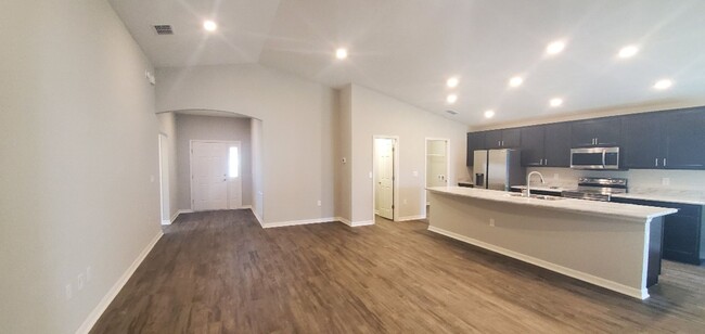 Building Photo - Beautiful 4/2 in Villamar **MOVE-IN SPECIA...