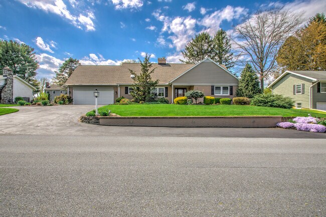 Building Photo - 1827 Larchmont Ln