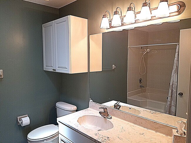 Building Photo - Beautiful Townhome 2 Bedroom 2.5 Bathroom Lease Special!!! 1 month free rent!!!!