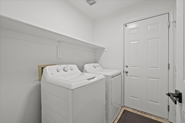 Building Photo - 9736 Double Rock Dr