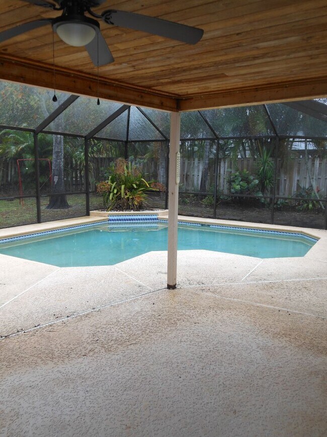 Building Photo - CHARMING 2 BEDROOM POOL HOME IN THE HEART OF JENSEN BEACH