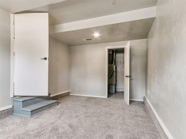 Building Photo - 512 SW 49th St