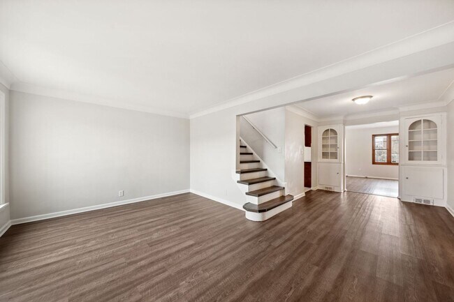 Building Photo - Beautiful Home in South Euclid
