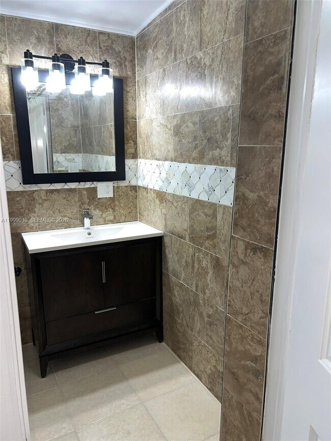 Building Photo - 6018 Plunkett St