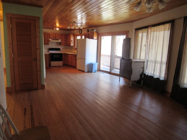 Building Photo - $1,400 - 2 Bedroom / 1 Bath Cabin in Tuckaseegee with Lovely Mountain View