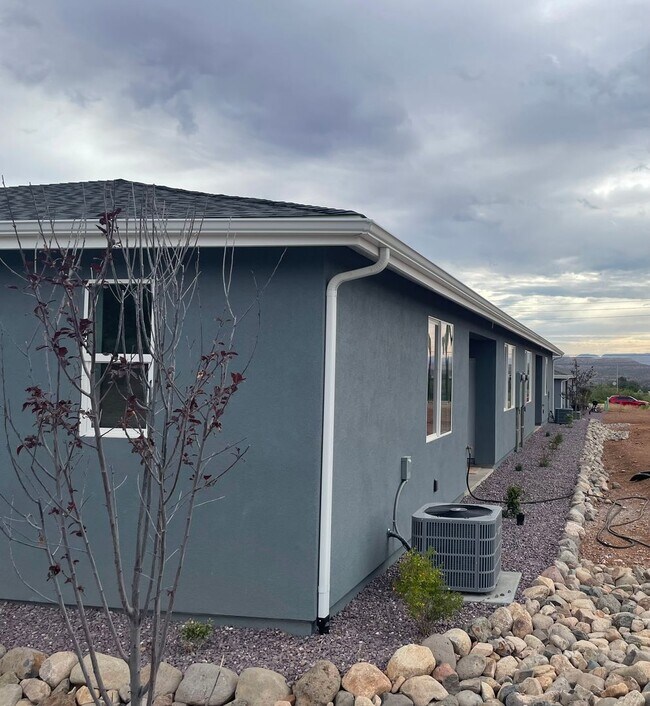 Building Photo - 17 N Alamos Dr