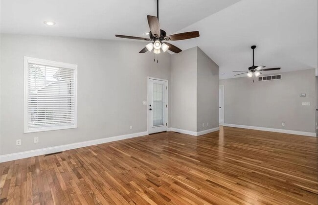 Building Photo - 5 Bedroom Home Located in Waynesville, MO!