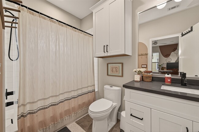 Building Photo - 1113 W 15th 1/2 St