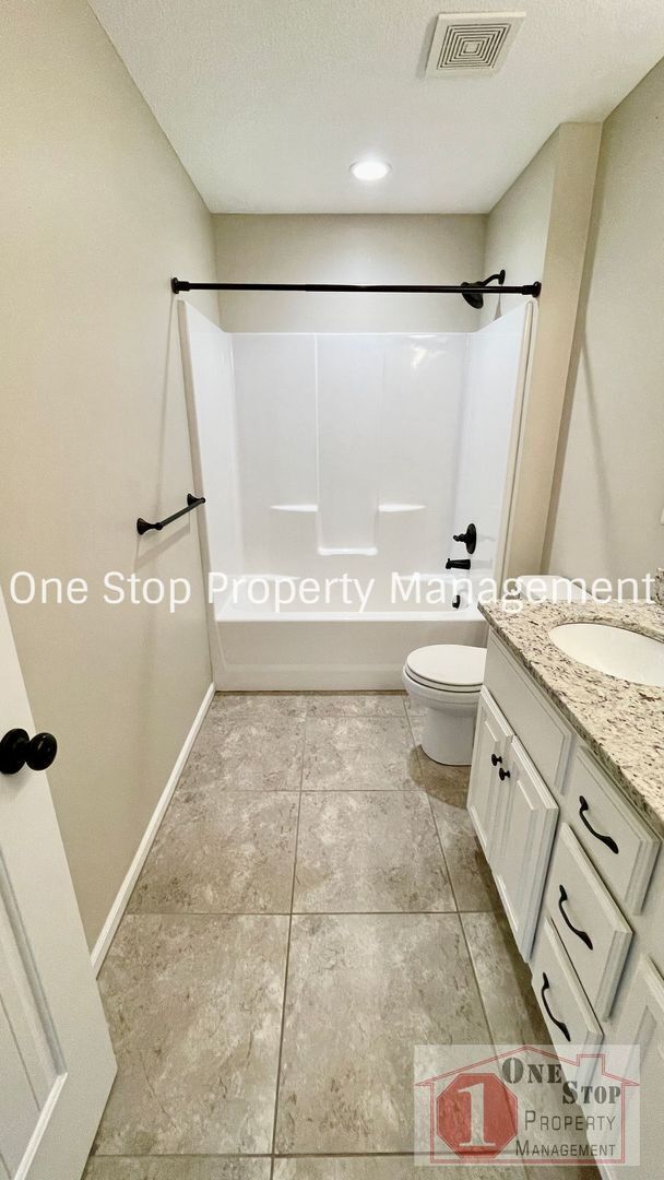 Building Photo - Gorgeous 4 bedroom, 2.5 bath home in Raymore!