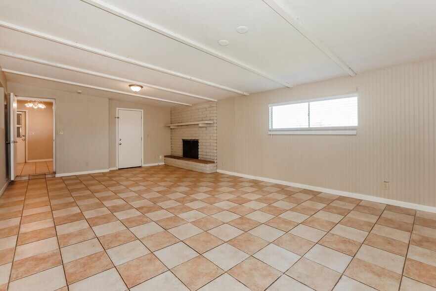 Building Photo - 1544 E Clover