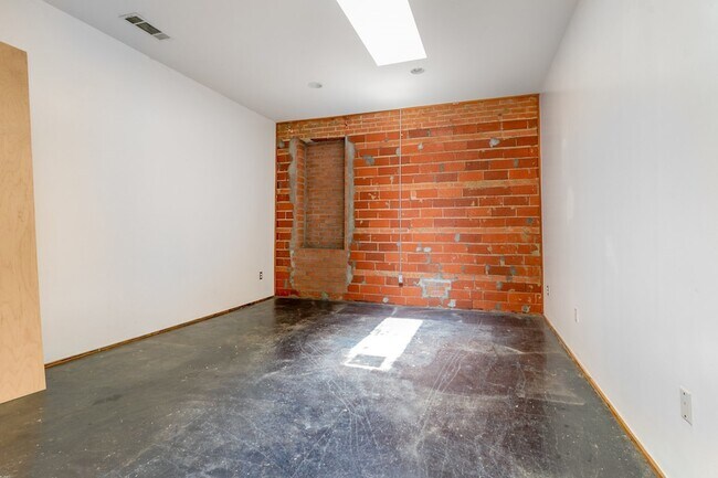Building Photo - 2602 Kings Rd