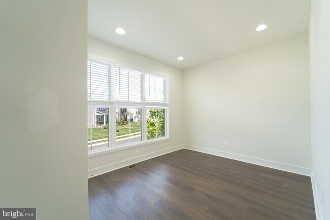 Building Photo - 41935 Spring Air Dr