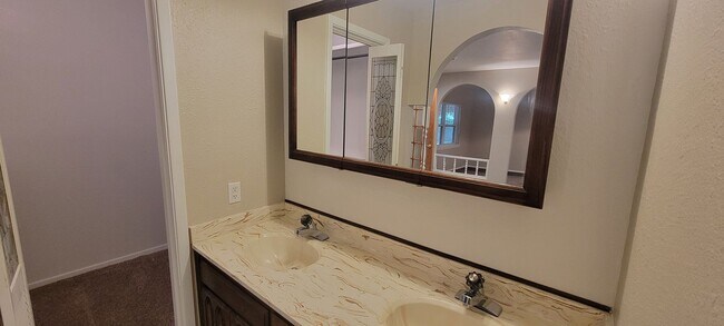 Building Photo - LARGE HOME IN NORTHEAST CLOVIS