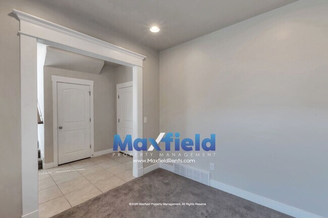 Building Photo - 3 BD + Office 2 BA 2 GA Luxury Townhouse  - Highland Utah - with High Speed Internet