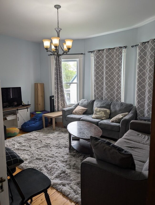 Building Photo - Charming 3-Bedroom, 3-Bathroom Home