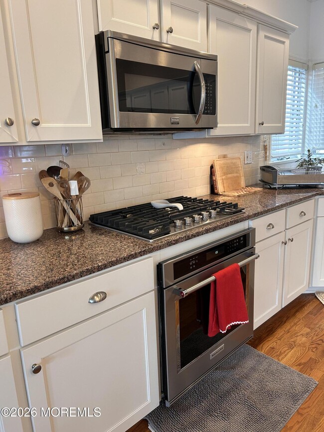 Building Photo - 6 Cook St