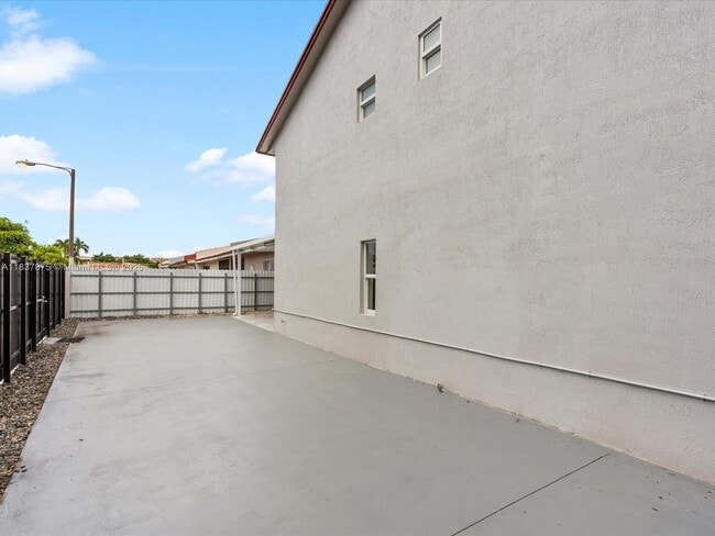 Building Photo - 1790 W 58th St