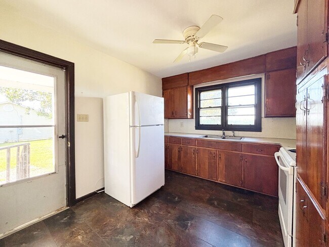 Building Photo - Greenback 37742 - 3 bedroom, 1 bath home - Contact Jeremy Logan (865) 307-2273