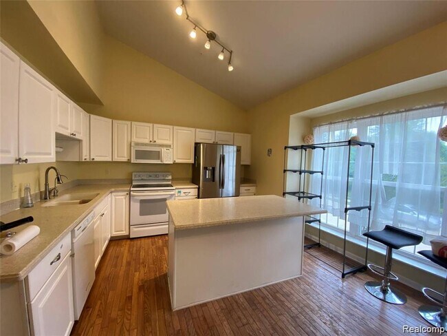 Building Photo - 758 Sandalwood Dr