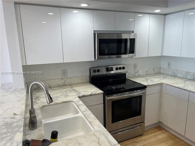 Building Photo - 5600 Collins Ave