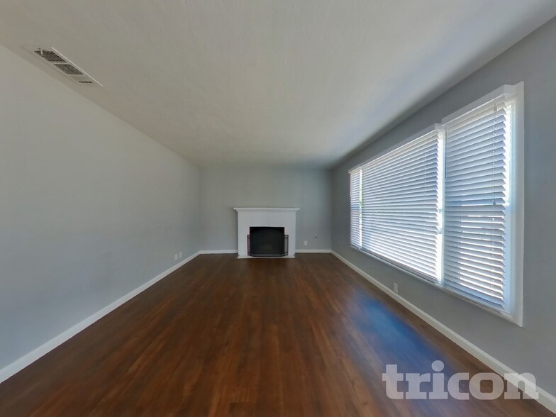 Building Photo - 2316 Viola St