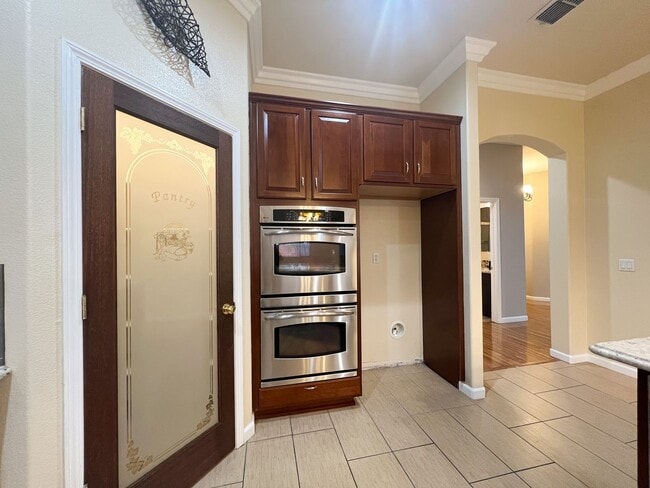 Building Photo - Spacious Single Story Three Bedroom Home