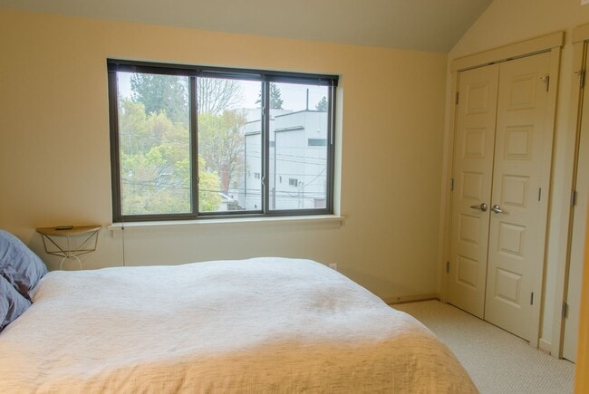 Building Photo - 2Bd/1.5Ba Seattle Townhouse