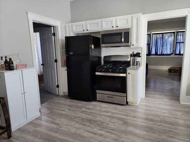 Building Photo - 1115 E 8th St