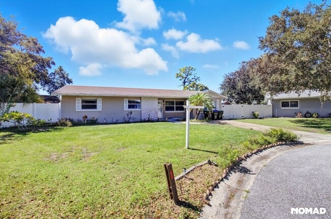 Building Photo - Updated, Large yard, quiet neighborhood, and convenient location