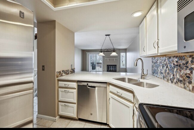 Building Photo - $0 DEPOSIT OPTIONS. SPACIOUS 2 BED, 2.5 BA...