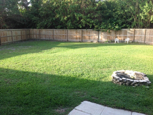Building Photo - Beautiful 2/1 with fenced backyard