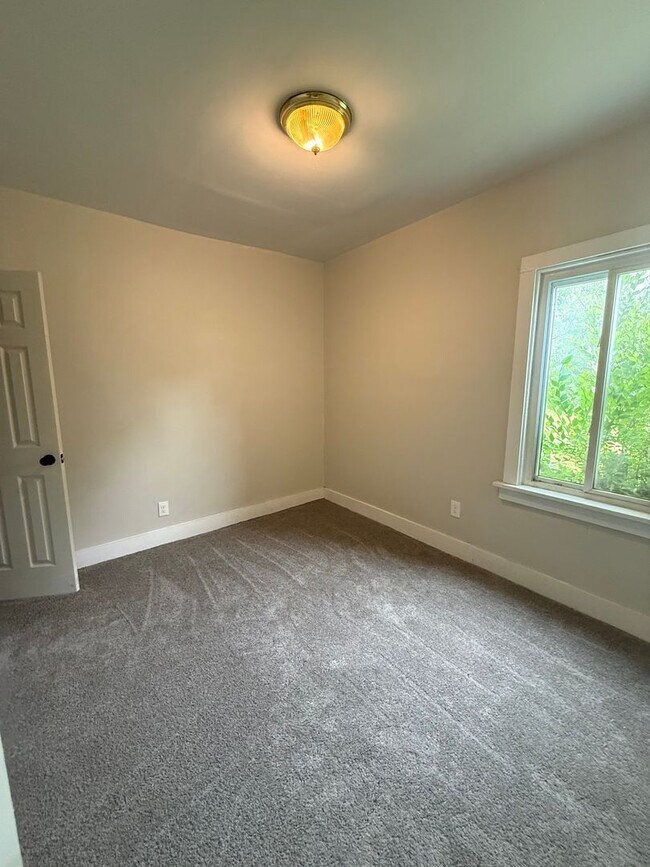 Building Photo - 4bd Single Section 8 *1/2 OFF SECURITY DEPOSIT SPECIAL*