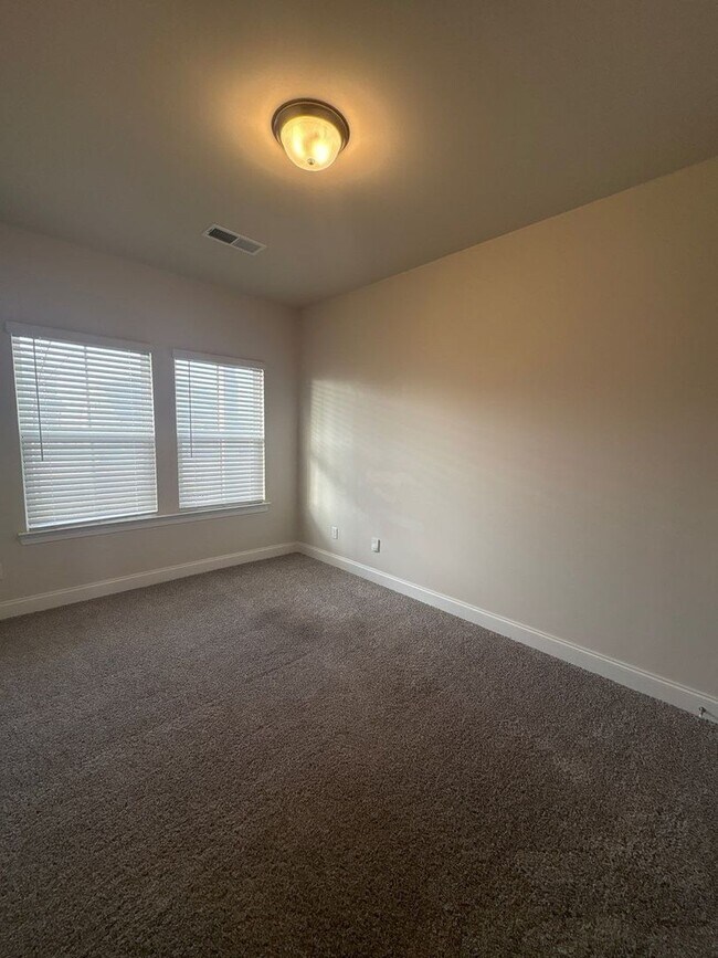 Building Photo - 3 Bedroom, 2.5 Bath and 2 Car Garage in Lebanon! $500 OFF FIRST MONTH’S RENT!