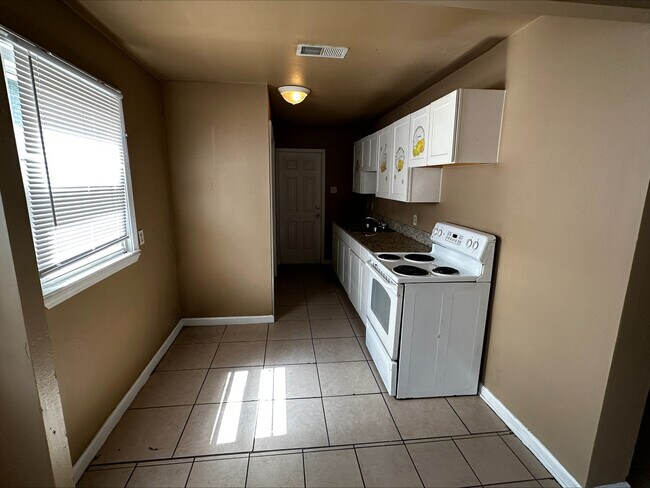 Building Photo - 137 Rosewood Dr