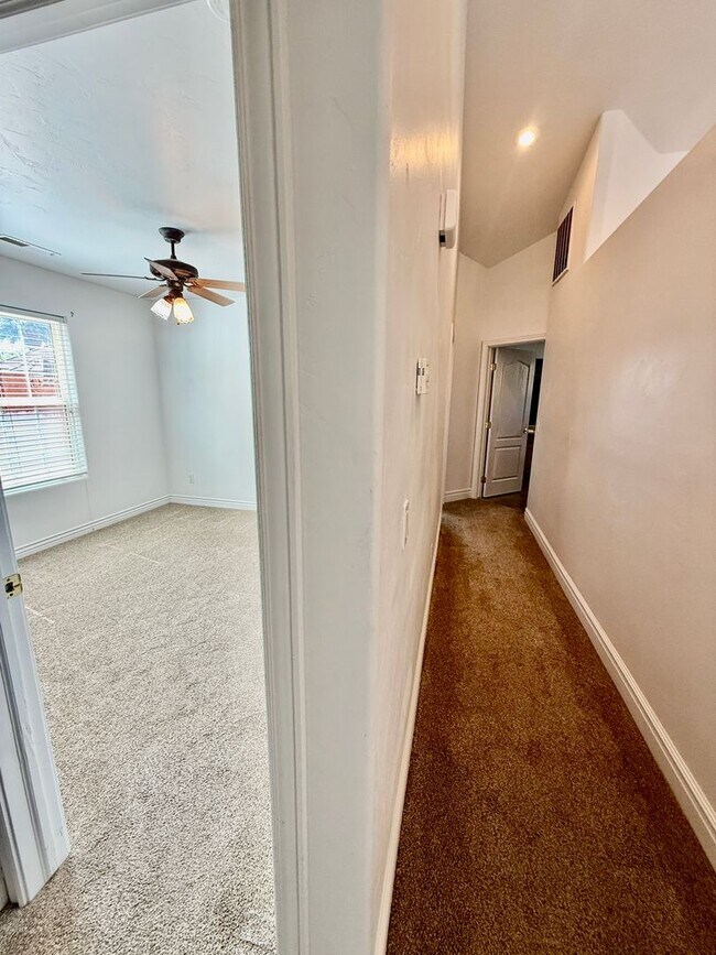 Building Photo - 4-BR Home in Shadow Mountain @ Green Valley