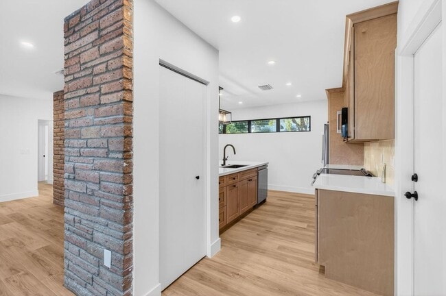 Building Photo - 2 BEDROOMS 1 BATHROOM!