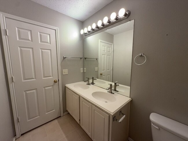 Building Photo - 2805 Crater Lake Ln